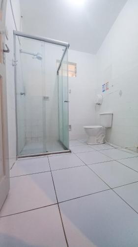 ジョアンペソアにあるYolo Hostelのバスルーム(ガラス張りのシャワー、トイレ付)