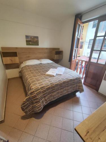 a bedroom with a bed in a room with a window at La Pascana Hospedaje in Cajamarca