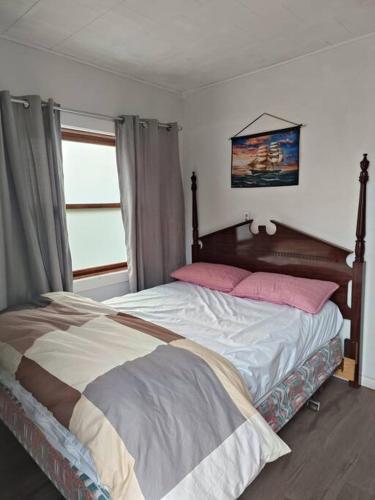 Postel nebo postele na pokoji v ubytování Scenic Inn Canada