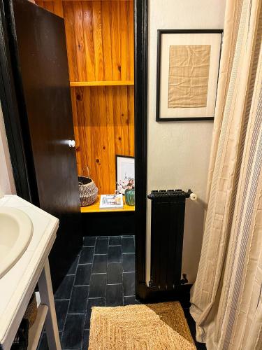 La salle de bains est pourvue d'un lavabo, de toilettes et d'un comptoir. dans l'établissement Studio de charme proche de la gare, et du centre ville, à Rennes