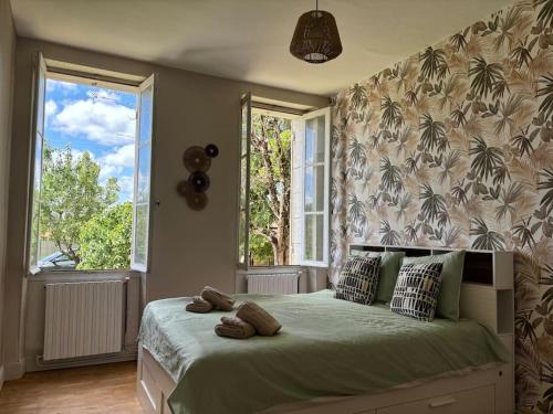 une chambre avec un lit avec deux serviettes dessus dans l'établissement Maison de campagne - L'escale bucolique, à Villefranche-de-Longchat