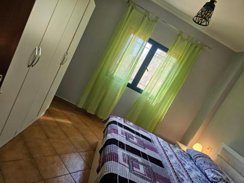 Giường trong phòng chung tại Kuqa Rent House