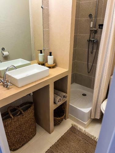 une salle de bain avec un lavabo, des toilettes et une douche dans l'établissement Appartement une chambre, à Rennes