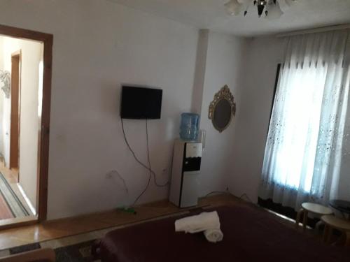 2 roomsにあるテレビまたはエンターテインメントセンター