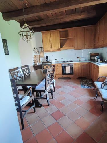 Una cocina y un comedor con mesa y sillas. en House Oleander in der Toskana - Bigliolo - mit viel Sonne, Garten, Balkon und Terrasse, en Bigliolo