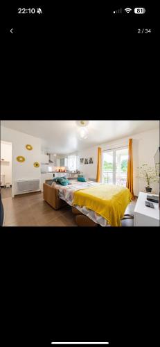 une chambre avec un lit avec une couverture jaune dans l'établissement Proche Disney et Paris - Studio terrasse et parking privé, à Montévrain