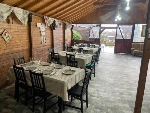 ein Esszimmer mit Tischen und Stühlen in einem Gebäude in der Unterkunft Zori de zi Breaza in Breaza