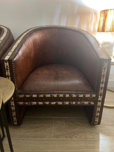 a brown leather chair sitting on top of a floor at Great Room 29 in Mérignac