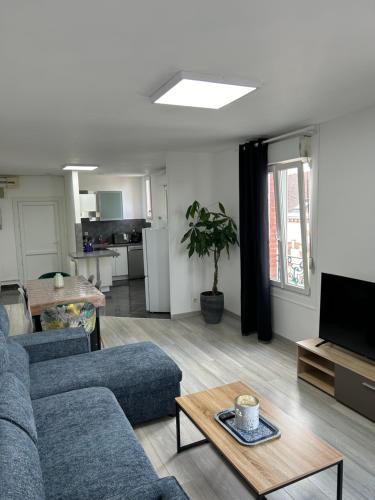 un salon avec un canapé et une table dans l'établissement Au Coin Champenois Epernay, à Épernay