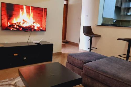 Μια τηλεόραση ή/και κέντρο ψυχαγωγίας στο Spacious 2 bedroom, Free Parking