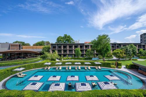 Bazén v ubytování Hua Hin Marriott Resort and Spa nebo v jeho okolí