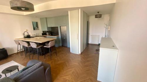 une cuisine et un salon avec une table et des chaises dans l'établissement Appartement centre de Vichy, à Vichy