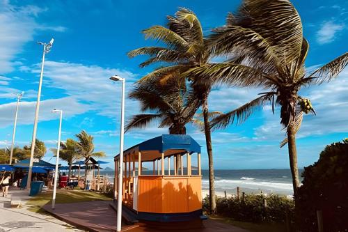 un puesto de socorrista en la playa con palmeras en Lohaip Mediterraneo Barra da Tijuca, en Río de Janeiro