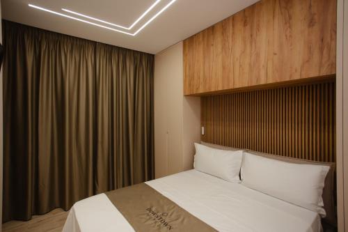 Postel nebo postele na pokoji v ubytování Downtown Hotel