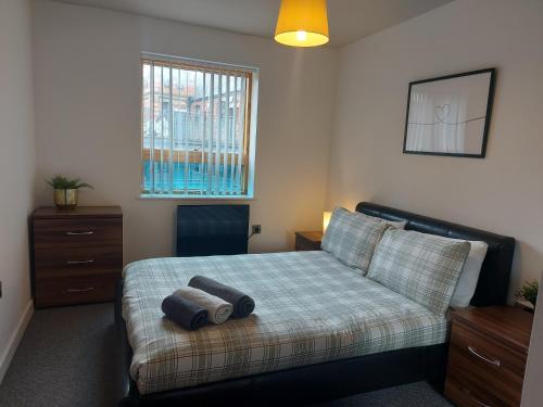 Postel nebo postele na pokoji v ubytování Spacious 2-bedroom apartment near Ponds Forge, Crucible Theatre and Sheffield Universities