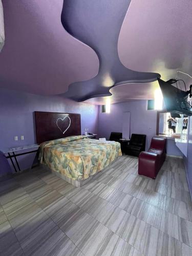 sypialnia z łóżkiem i fioletowym sufitem w obiekcie Hotel Love w mieście Temixco