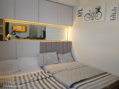 Cama o camas de una habitación en roberts loft 12mT3 mesaverte near SM and Ayala