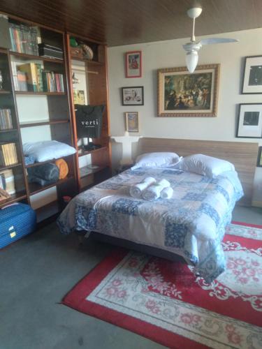 una camera da letto con un letto e una libreria di QUINTAS DA BARRA BNB a 30m da praia a Balneário Barra do Sul