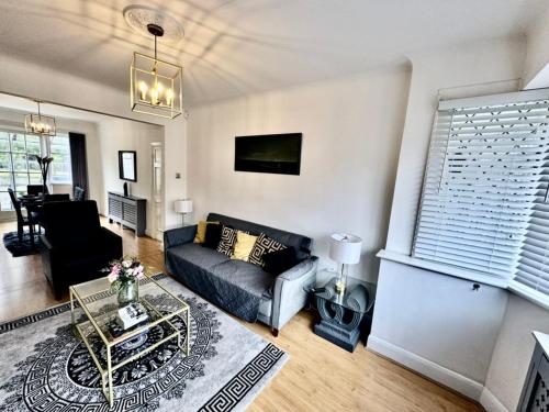 Posezení v ubytování Stunning Modern Cozy 5 star 3 bedroom house-Free Parking Greater London Metro Stations hosted by Tony