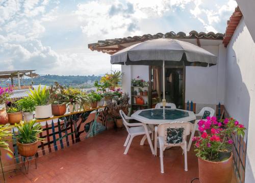a patio with a table and chairs and plants at HOTEL LA CASONA SAN AGUSTIn in San Agustín