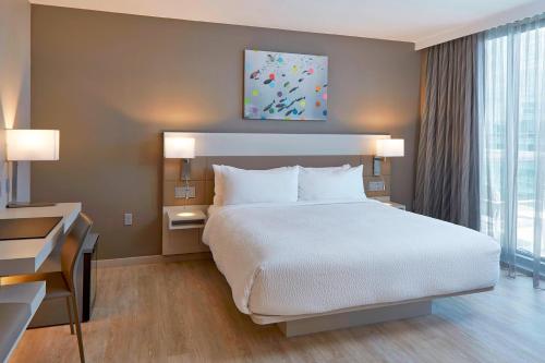Кровать или кровати в номере AC Hotel by Marriott Miami Beach