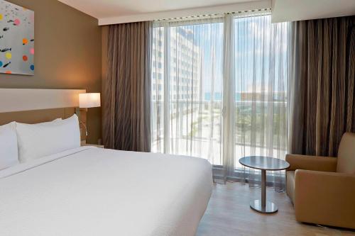 Кровать или кровати в номере AC Hotel by Marriott Miami Beach