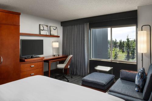 Postel nebo postele na pokoji v ubytování Courtyard by Marriott Anchorage Airport