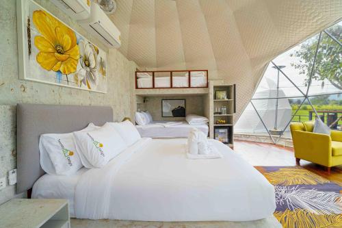 Postel nebo postele na pokoji v ubytování Serenity and Delight Glamping Dome