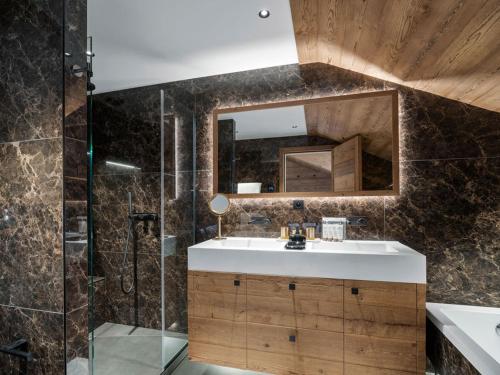 une salle de bain avec un lavabo et une douche dans l'établissement Luxueux Duplex Courchevel 1850, 3 Chambres, près des Pistes, Parking, Services Inclus - FR-1-564-118, à Courchevel