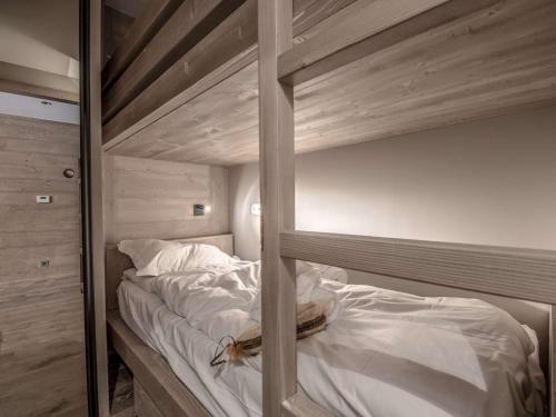 una camera con letto a castello e lenzuola bianche di Charmant appart à Courchevel Village, proche pistes, 2 ch, SPA & WIFI - FR-1-631-210 a Courchevel