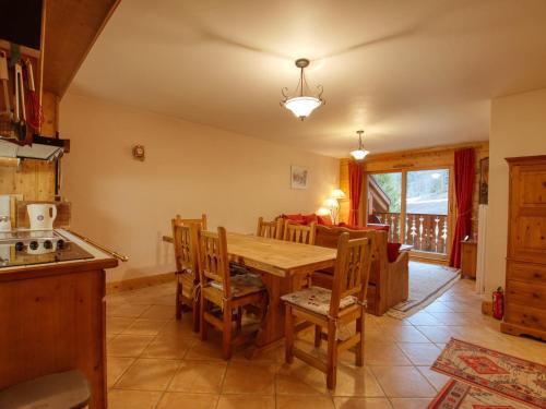 une cuisine et une salle à manger avec une table et des chaises en bois dans l'établissement Charmant 3 chambres au pied des pistes, balcon, idéal pour 7 personnes - FR-1-642-93, à Morillon