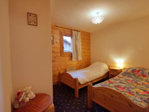 une chambre avec deux lits et une fenêtre dans l'établissement Charmant 3 chambres au pied des pistes, balcon, idéal pour 7 personnes - FR-1-642-93, à Morillon