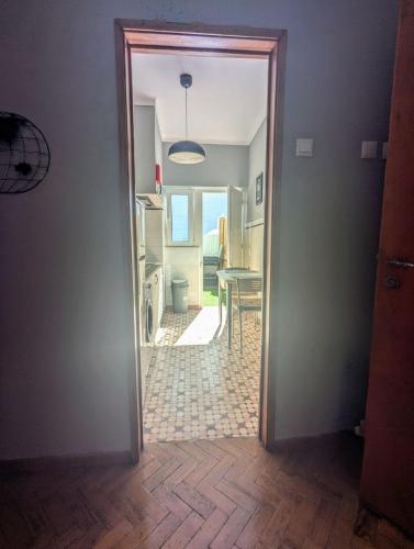 a door leading into a kitchen with a dining room at Centro Cidade Holiday in Portimão