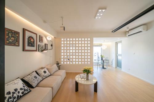 a living room with a couch and a table at Shanghai Yi Du B&B - Near Nanjing West Road commercial district, 350 walk from the Natural History Museum subway in Shanghai