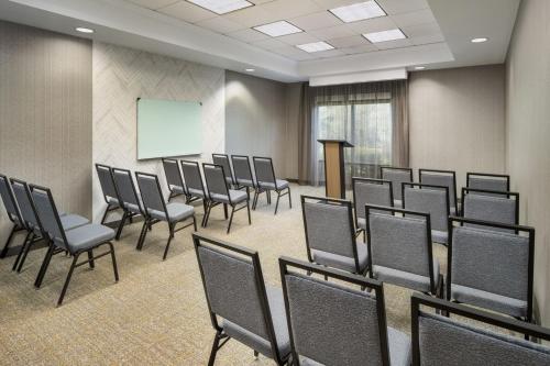 Zona business o sala conferenze di SpringHill Suites by Marriott Newark International Airport