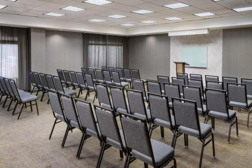 Zona business o sala conferenze di SpringHill Suites by Marriott Newark International Airport
