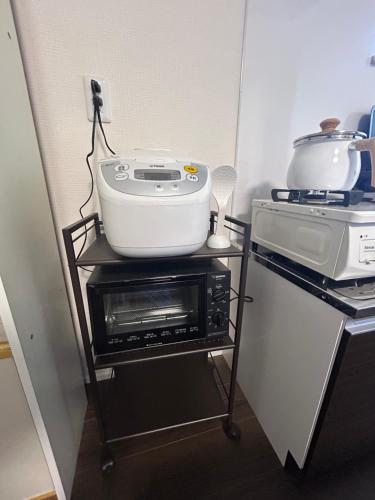 a kitchen with a blender and a microwave on a cart at 高島市一棟貸切 Biwa Lake琵琶湖 徒歩0分 大人数でご利用だとお得連泊がお得BBQ自転車無料利用可ペット可 in Takashima