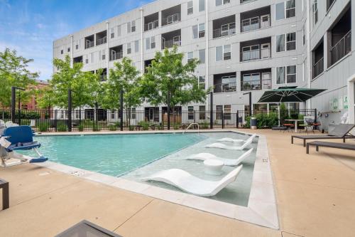 Πισίνα στο ή κοντά στο Modern Two Bedroom Flat in Saint Louis