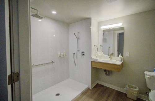 Bilik mandi di Baymont by Wyndham Gold River