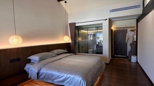 Ένα ή περισσότερα κρεβάτια σε δωμάτιο στο More Sunshine Villa 猫在雪山下田野里民宿
