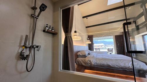 Ένα ή περισσότερα κρεβάτια σε δωμάτιο στο More Sunshine Villa 猫在雪山下田野里民宿