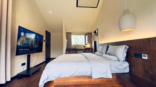 Ένα ή περισσότερα κρεβάτια σε δωμάτιο στο More Sunshine Villa 猫在雪山下田野里民宿