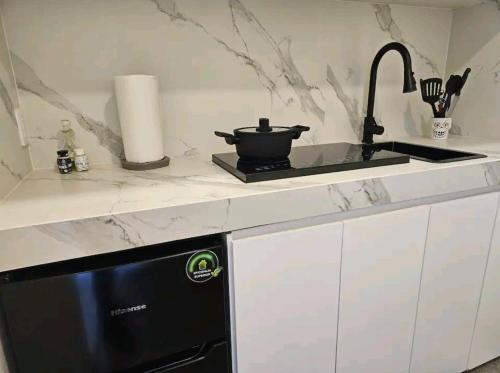 a kitchen with a sink and a dishwasher at Hermosa SUITE vista increíble, gym, elevador in Mexico City