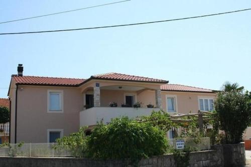 una grande casa con una recinzione davanti di Große Wohnung in Gabonjin mit Eigener Terrasse a Gabonjin