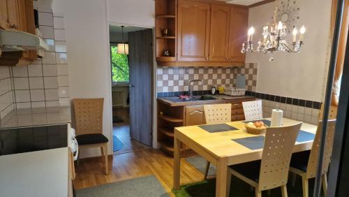 Η κουζίνα ή μικρή κουζίνα στο plats för 4 personer