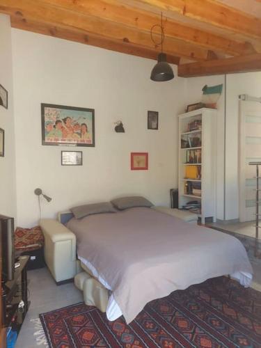 une chambre avec un grand lit dans une pièce dans l'établissement Maison d'hôtes montagne mer, à Cardo