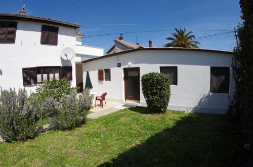 Appartement in Premantura mit Grill, Terrasse und Garten