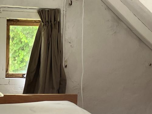 Ένα ή περισσότερα κρεβάτια σε δωμάτιο στο Authentic cottage Sasput, near beaches