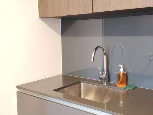 un lavello da cucina con dispenser di sapone accanto di GM 1205 Couple Cozy Netflix 100mbps BySTAY a Nusajaya