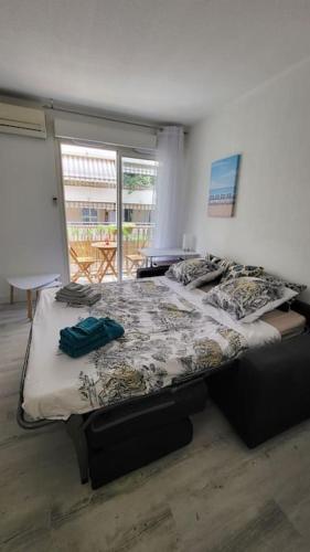 une chambre avec un lit et une fenêtre dans l'établissement Tournesol de Nice, à Nice